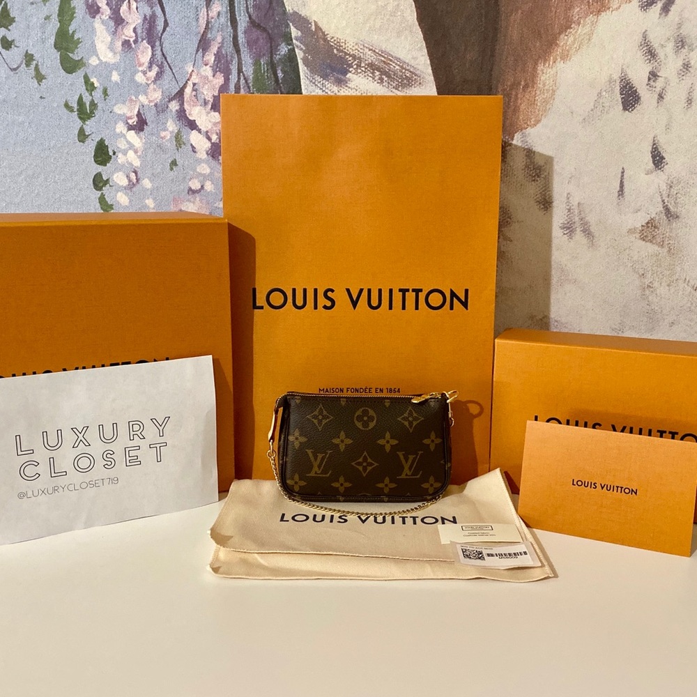 SOLD❌ *NEW* Louis Vuitton Mini Pochette Monogram
